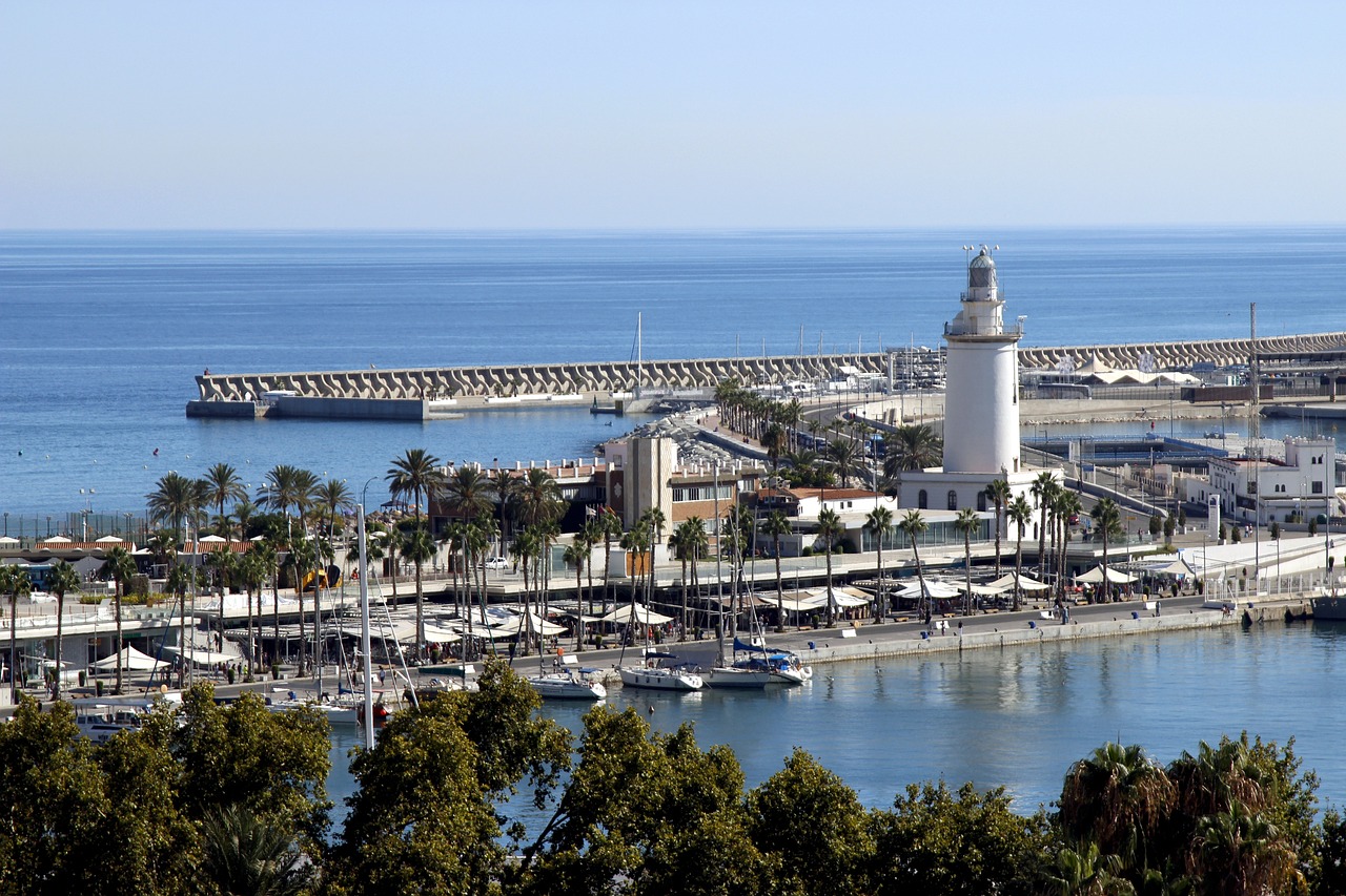 Een mooie luchtfoto van de haven en boulevard van Málaga, de Muelle Uno