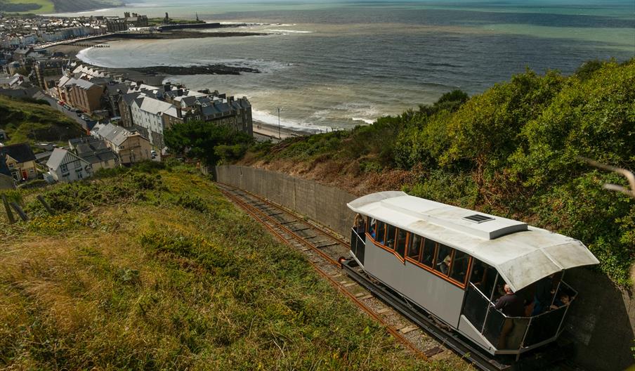 De trein brengt je boven op het klif van Aberystwyth