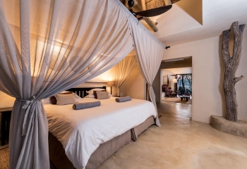 Het grote hemelbed voor een romantische sfeer