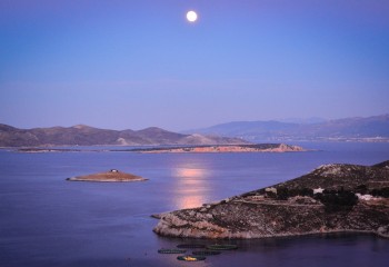 Een blik over de Egeïsche zee en Kalymnos bij het licht van de volle maan