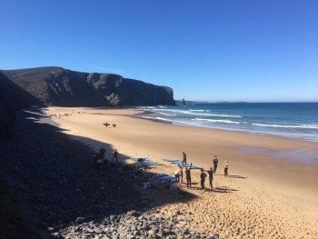 Praia de Arrifana is een populair strand onder surfers
