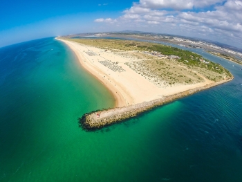 Vlakbij Faro kun je op diverse eilanden op het strand liggen