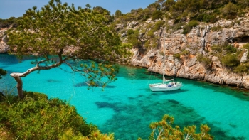 Cala Pi is een prachtig beschut strand met een helderblauwe zee