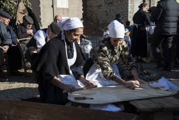 De nonna's van Sardinië maken samen de verse pasta als sociaal gebeuren