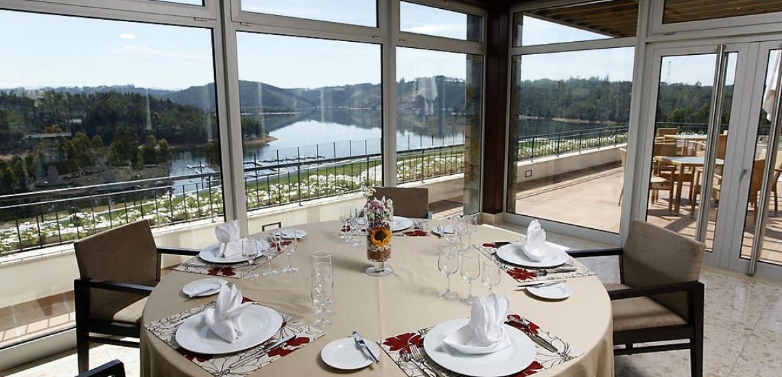 Montebelo Lake Resort tafeltje in restaurant met rivierzicht