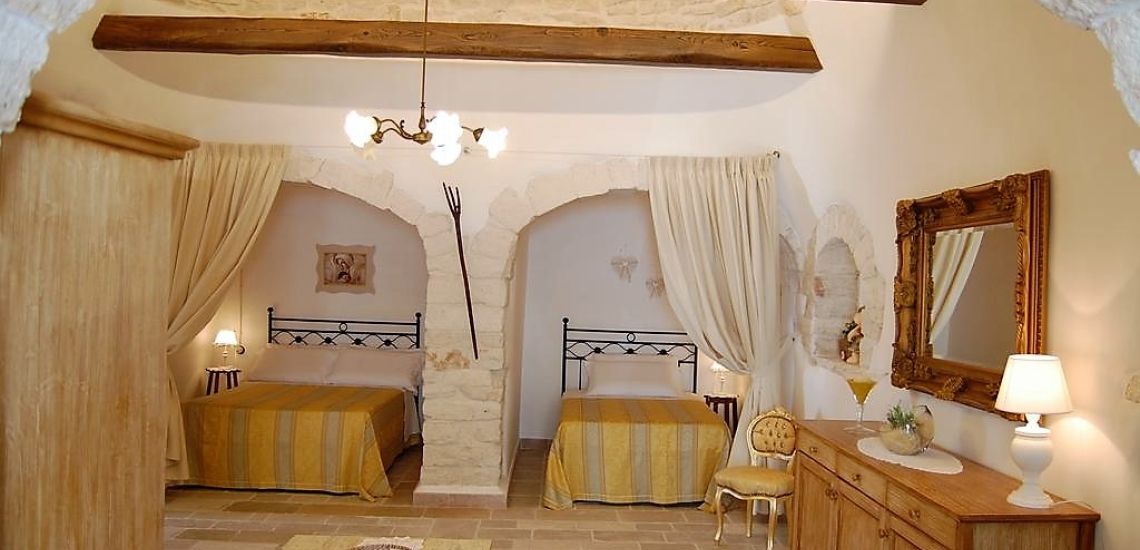 Trulli Holiday Resort slaapkamer met 2 bedden in trulli