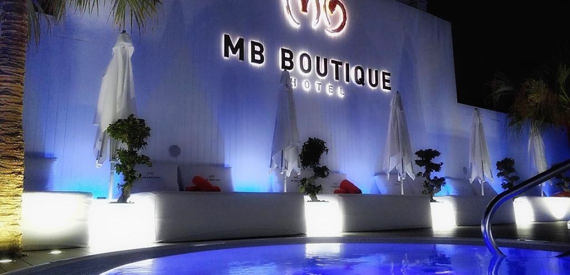 MB Boutique Hotel zwembadje by night