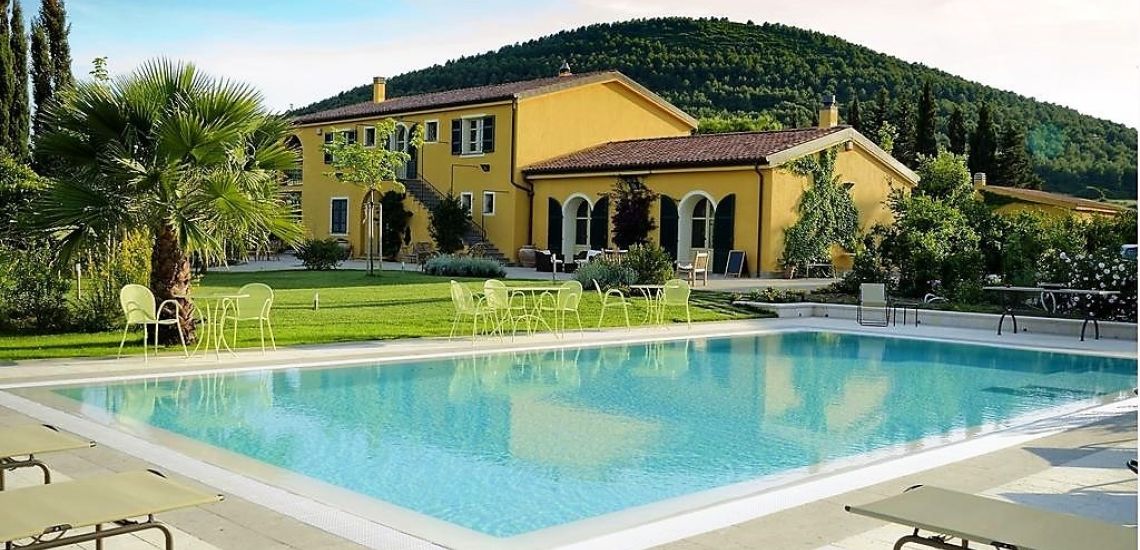 Zwembad met gele pand hotel