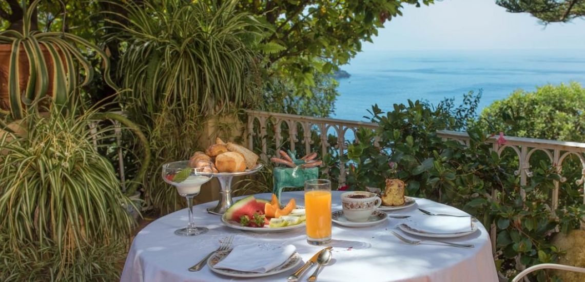 Romantisch ontbijten voordat je zuid Italië rondreis weer verder gaat