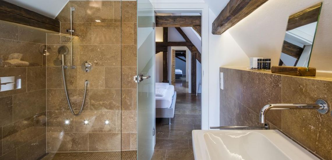 Ook de badkamers zijn erg groot in Hotel Loblocher Hof