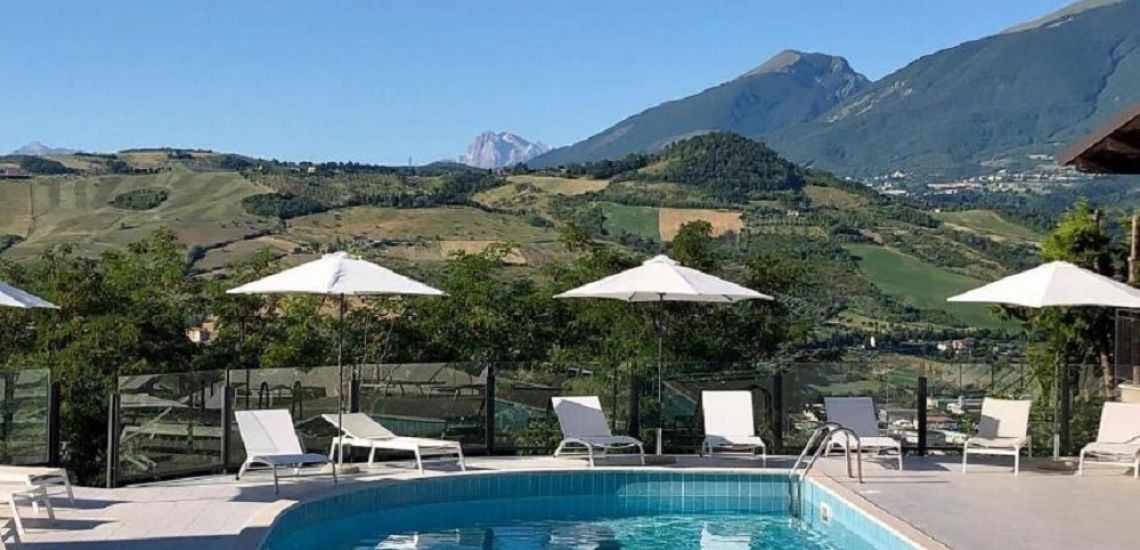 Het zwembad van Il Poggio heeft prachtig uitzicht op de omgeving