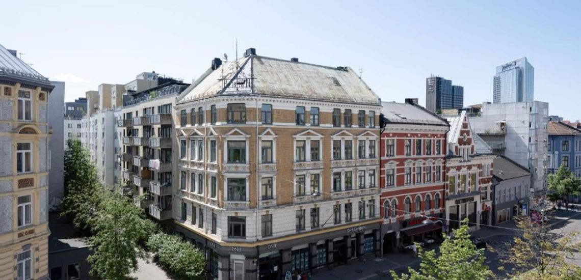 De mooie facade van het Bob W Gamle complex in Oslo