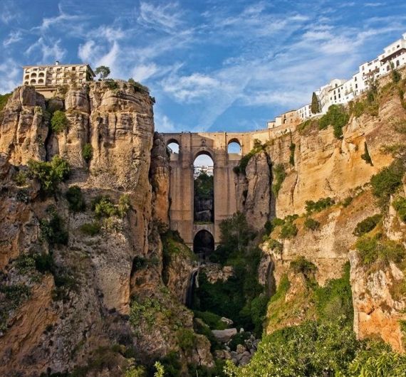 Ronda is een populair onderdeel tijdens je fly and drive rondreis Andalusië, wat een hoogte