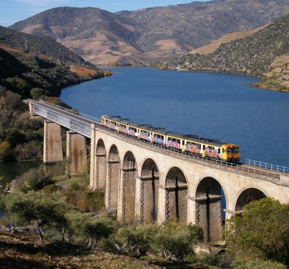 De Douro vallei kun je op diverse manieren bezoeken op je fly and drive door Portugal