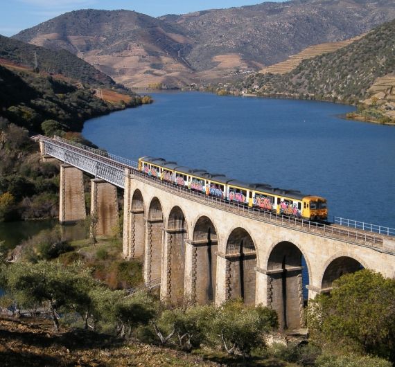 De Douro vallei kun je op diverse manieren bezoeken op je fly and drive door Portugal