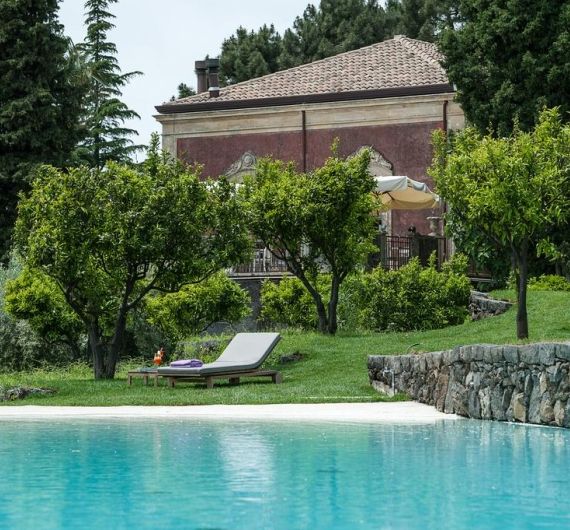 Monaci delle Terre Nere zwembad met pand