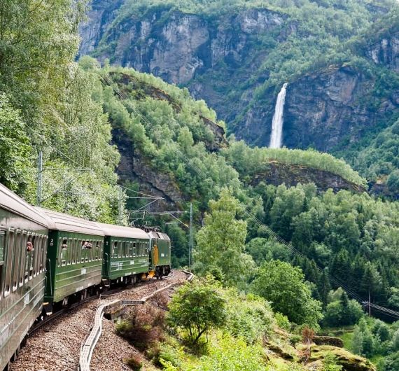 Een bijzondere ervaring, met de trein langs de wanden van een fjord