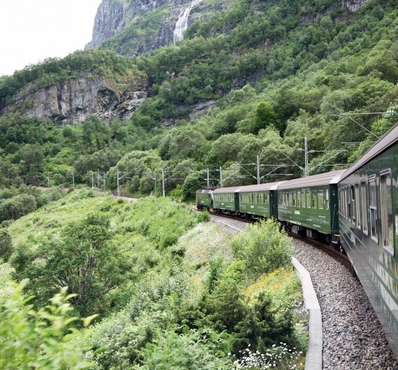 Vanuit Flam kun je in de trein stappen voor een rit langs de mooiste fjorden