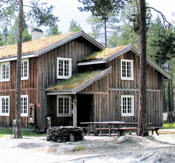 In Heggenes wacht een typisch houten Noors hotel je op