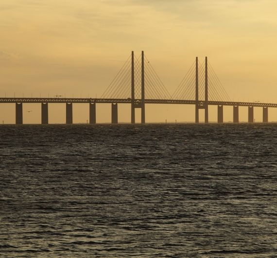 De lange Öresund brug verbindt Denemarken met Zweden