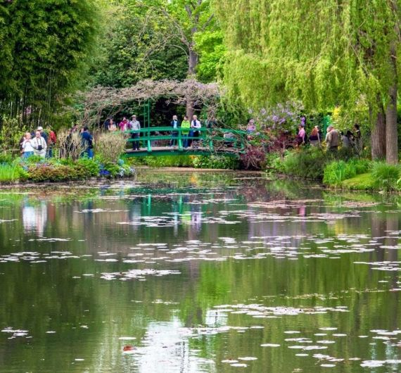 De tuinen van Monet drukken een duidelijk stempel op het stadje Giverny