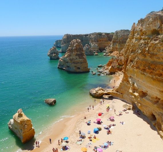 Aan het eind van je Portugal vakantie lekker relaxen aan een zonnig strand aan de Algarve