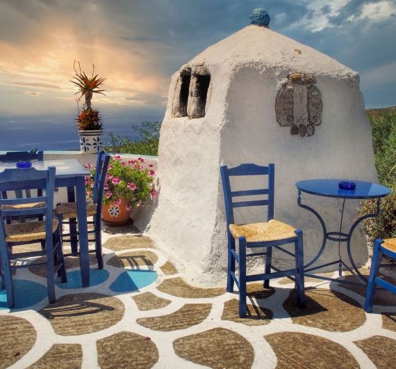 Een zonnig terrasje in het najaar in Griekenland