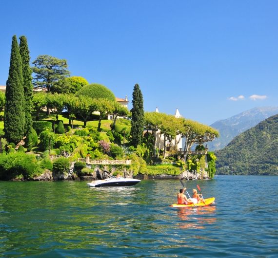 Tijdens deze familiereis door Noord-Italië kun je op het Comomeer heerlijk langs de mooie villa's varen met een kayak
