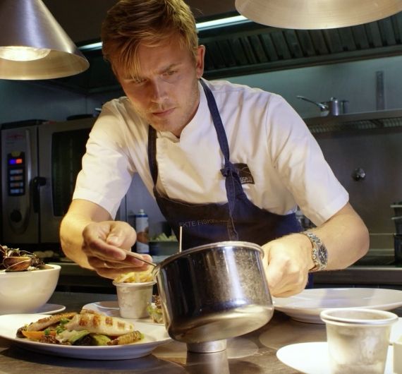 Een Noorse chefkok legt de laatste hand aan een vers gerecht