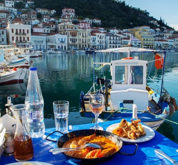 Lunch aan dit idyllische Griekse haventje op de Peloponnesos