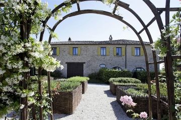 Urbino Resort pand met rozenboog
