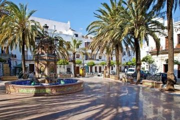 Casa del Califa blik vanaf het mooie plein met palmbomen op hotel