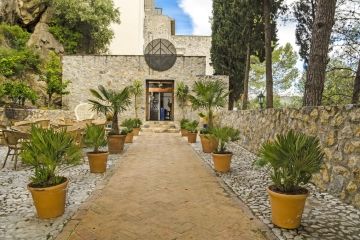 Castillo de Monda entree met planten