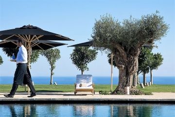 Finca Cortesin zwembad met olijfbomen en zeezicht