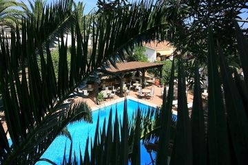 Las Islas blik van bovenaf tussen palmbomen door op zwembad