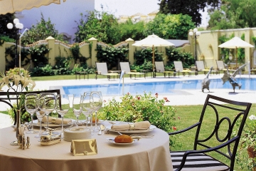 Villa Jerez ontbijt met uitzicht op zwembad