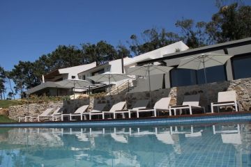 Chillen bij het zwembad is in Quinta Vale da Roca geen straf