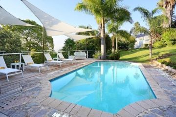 Het heerlijk landelijk gelegen zwembad voor een middagje relaxen kan in Falcons View Manor