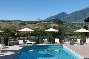 Het zwembad van Il Poggio heeft prachtig uitzicht op de omgeving