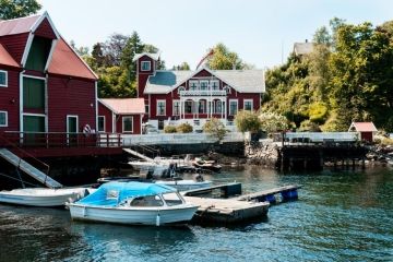 Villa Brattholmen is direct aan de fjord gelegen