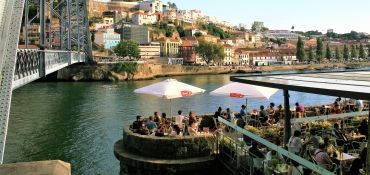 Een terrasje in Porto zit er zeker in tijdens je Porto rondreis